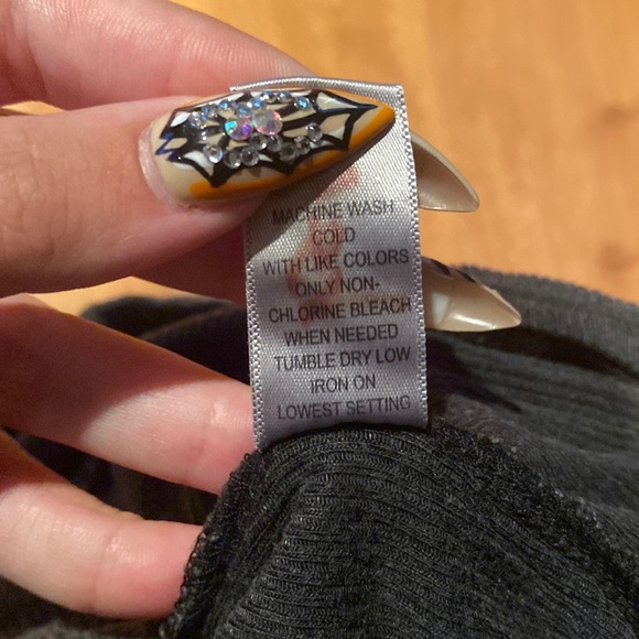 LIKE NEW- ME TO WE CROPPED TANK TOP - SIZE XS - Picture 7 of 7